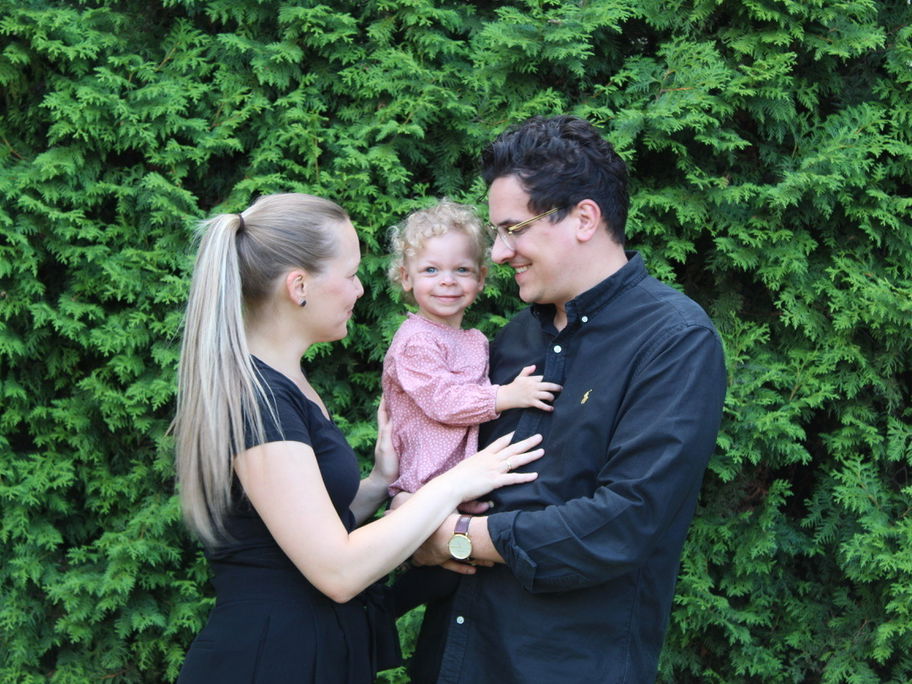 Kim Böttcher mit ihrem Mann Marvin und ihrer Tochter Greta – sie hat das Williams-Beuren-Syndrom