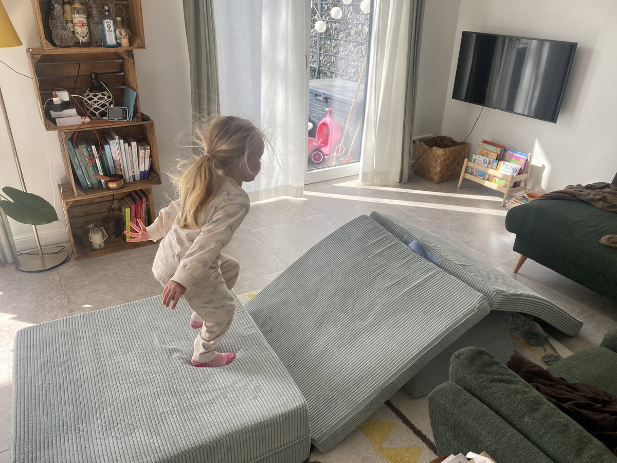Kind hüpft auf einem Spielsofa