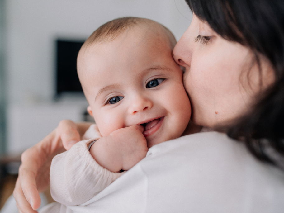 Mutter küsst ihr Baby