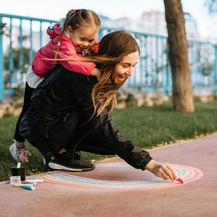 Unglaublich: Immer mehr Eltern klauen sich auf dem Spielplatz die Babysitter