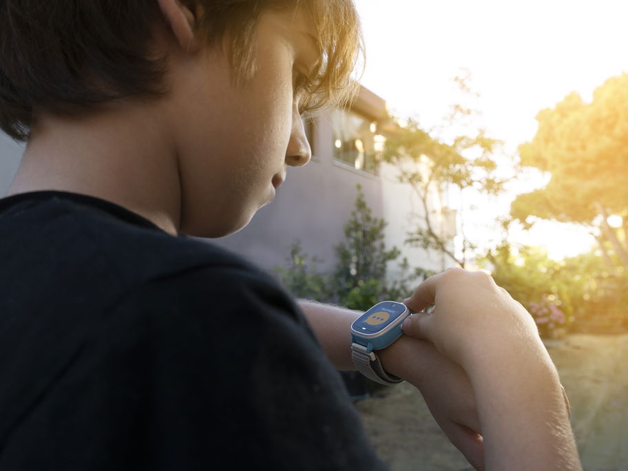 Junge ruft seine Mutter auf seiner Smartwatch an.