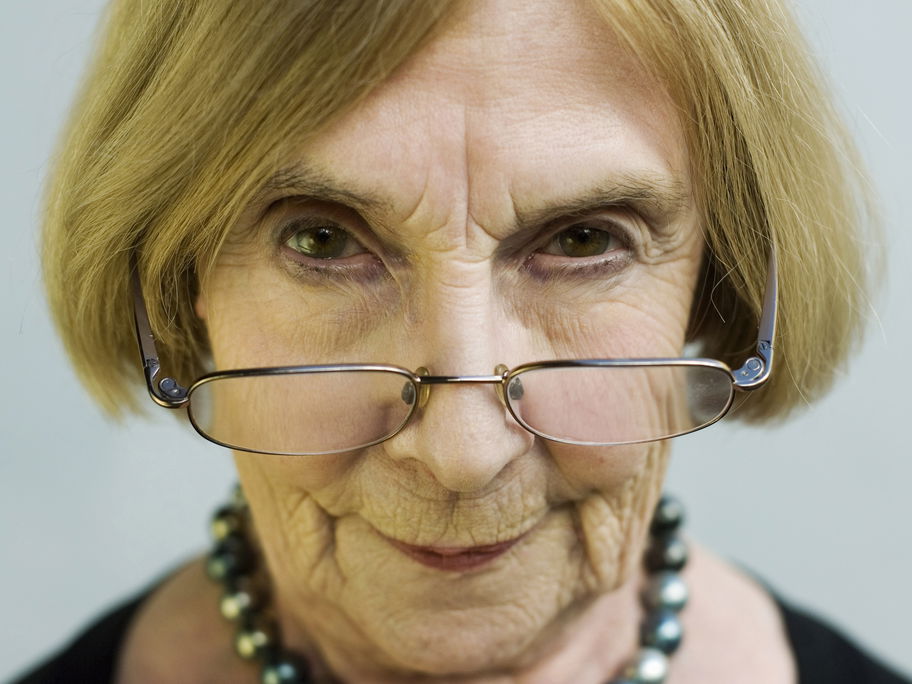 Oma mit Brille schaut streng.