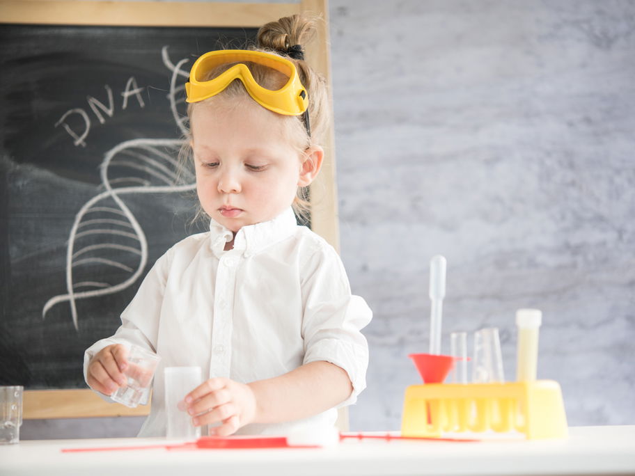Kleines Mädchen experimentiert im Kinder-Chemie-Labor