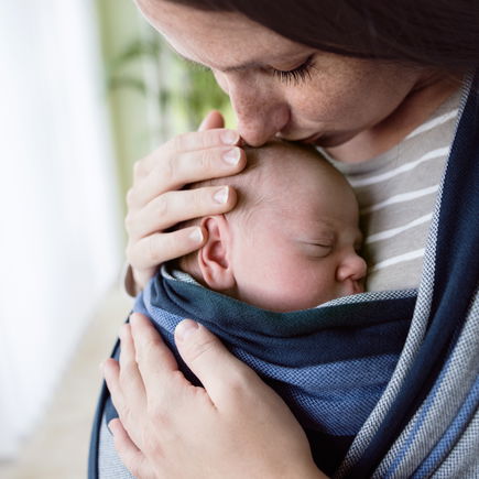 Die perfekte Babytrage für Neugeborene: Worauf du achten solltest
