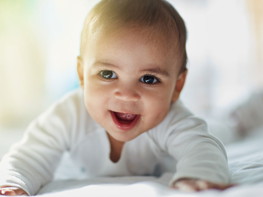 Ein Baby lacht.