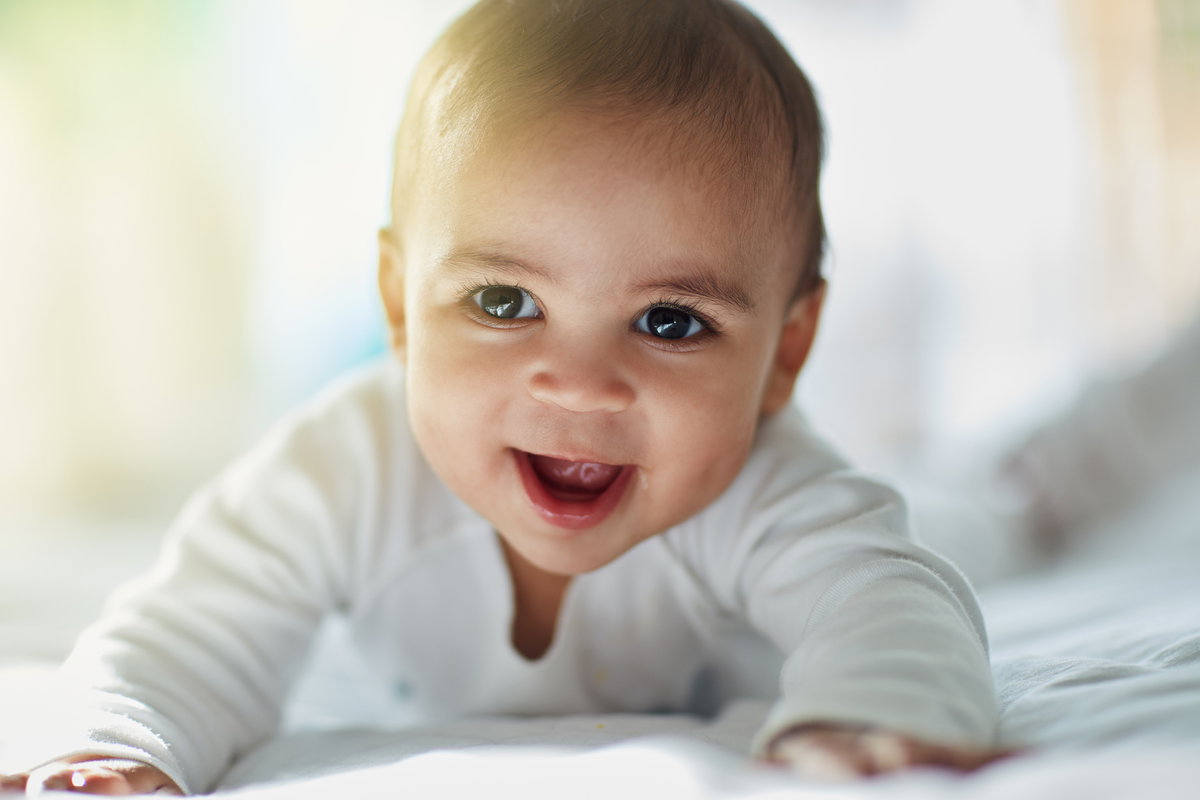 Ein Baby lacht.