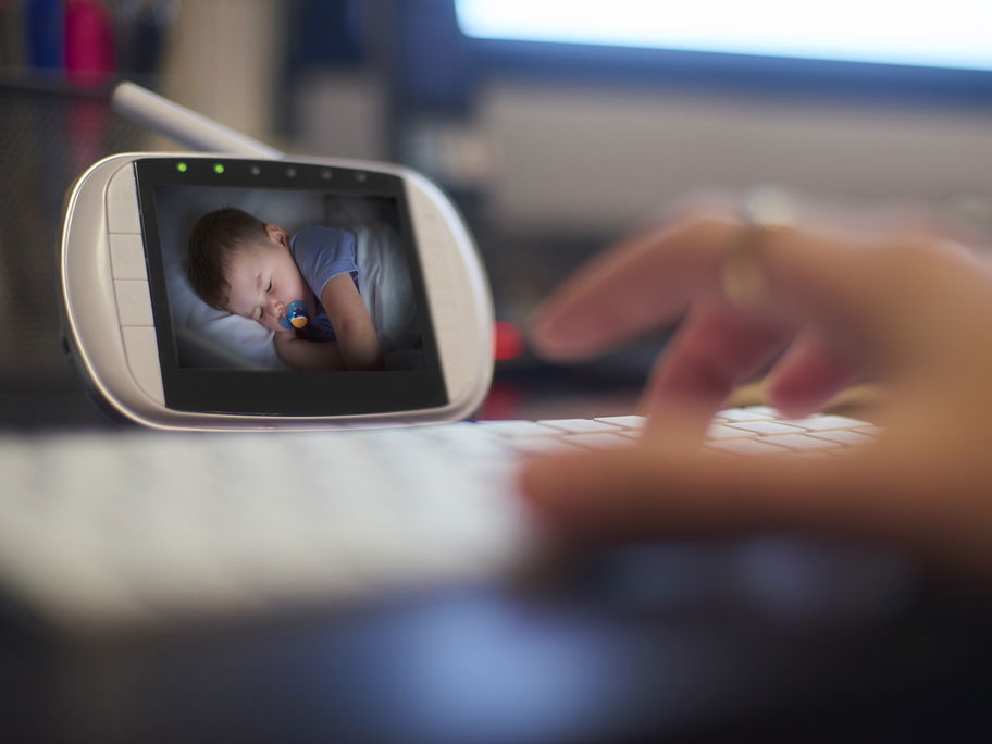 Schlafendes Baby in der Babycam