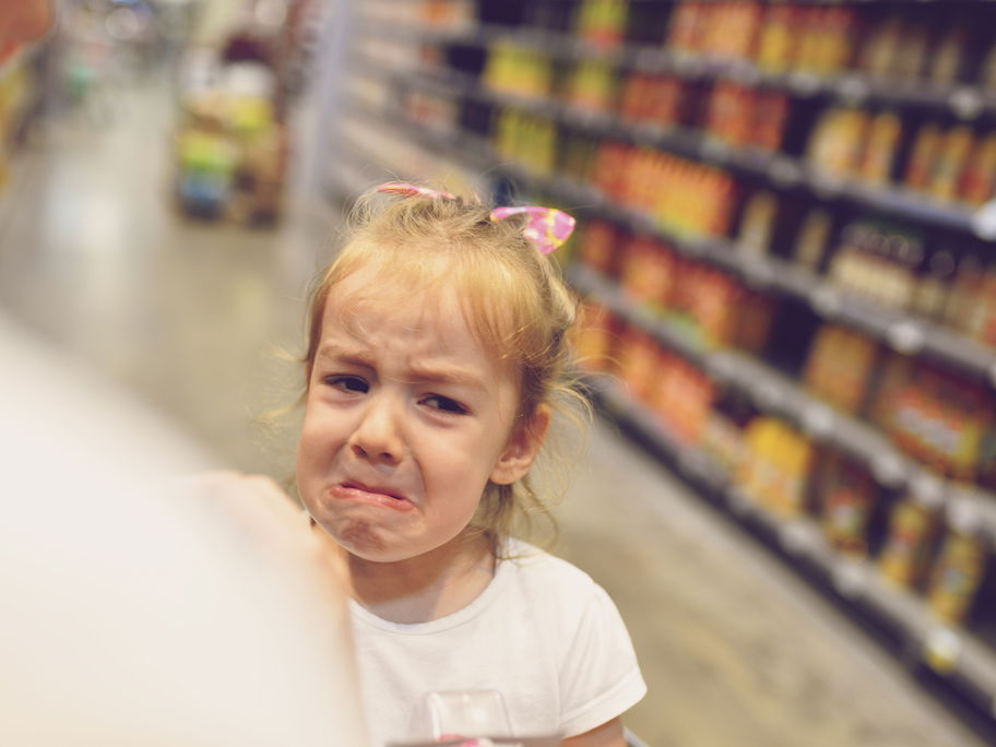Kleines Mädchen hat Trotzanfall im Supermarkt
