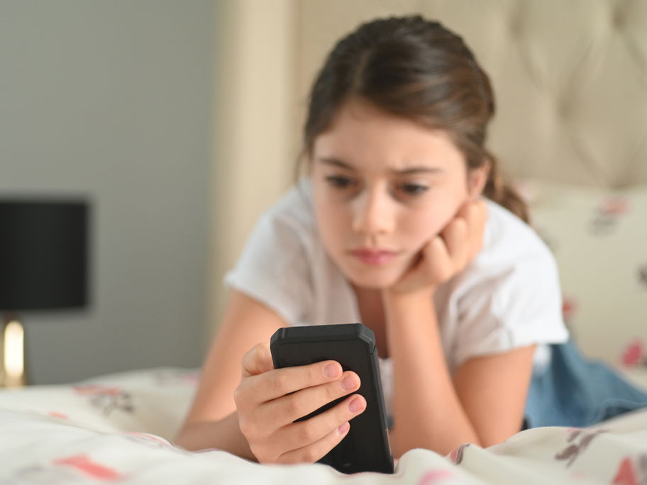 Mädchen am Smartphone.