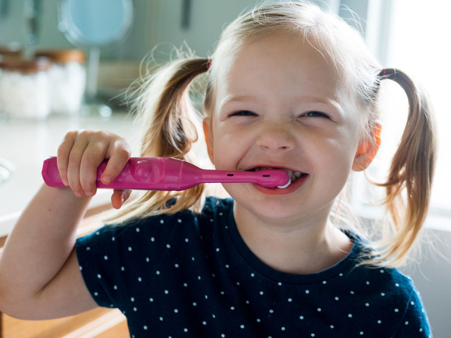 Mädchen mit elektrischer Kinderzahnbürste