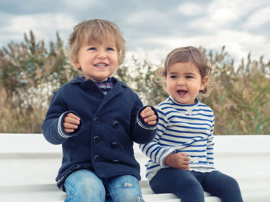 Zwei Kinder freuen sich.