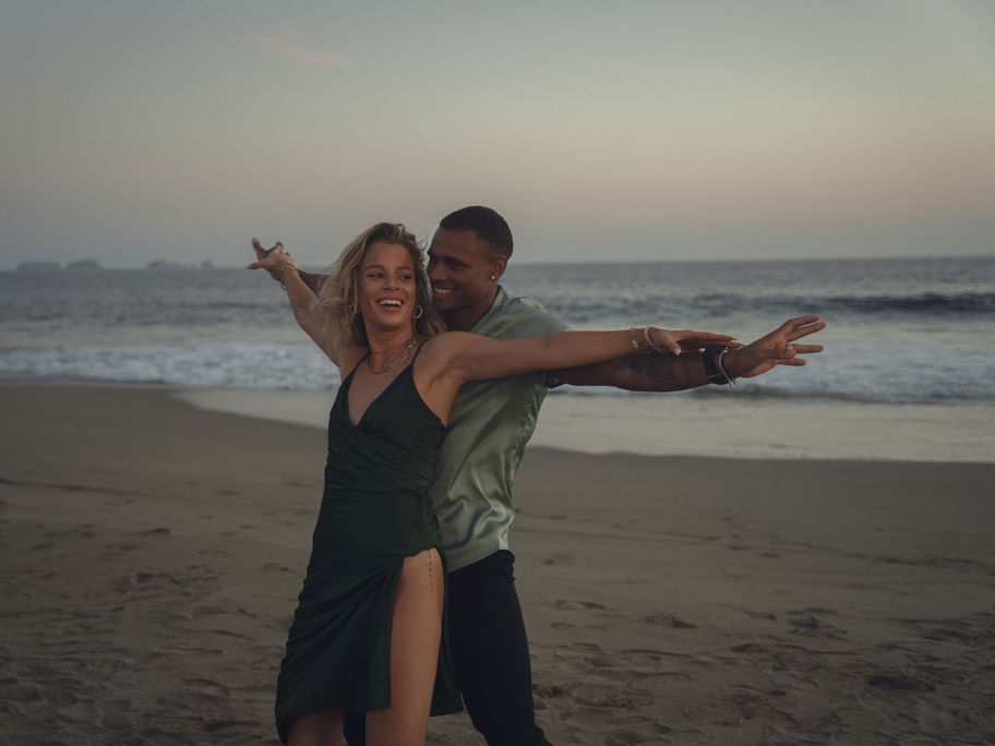 Das Paar Kevin Nije und Emely Hüffer aus "Too Hot To handle Germany" glücklich am Strand