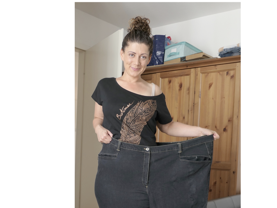 Halbiert! Unsere Gastautorin Jana Crämer passt heute in ein einzelnes Hosenbein ihrer ausrangierten Jeans.