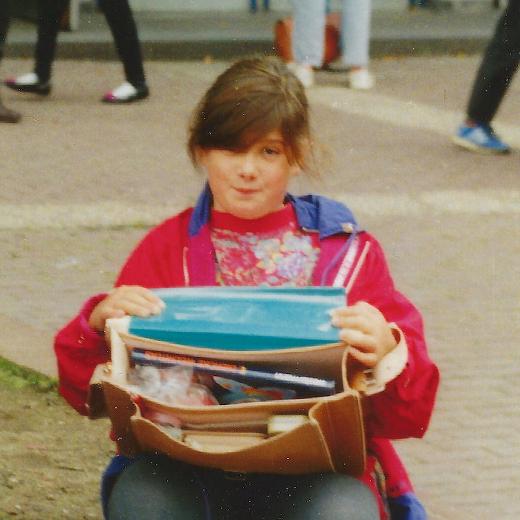 Jana Crämer als Kind in der Schule