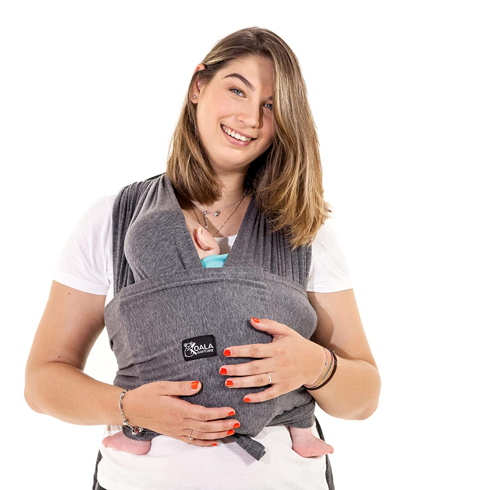 Mama trägt Baby in Tragetuch der Marke Koala Babycare
