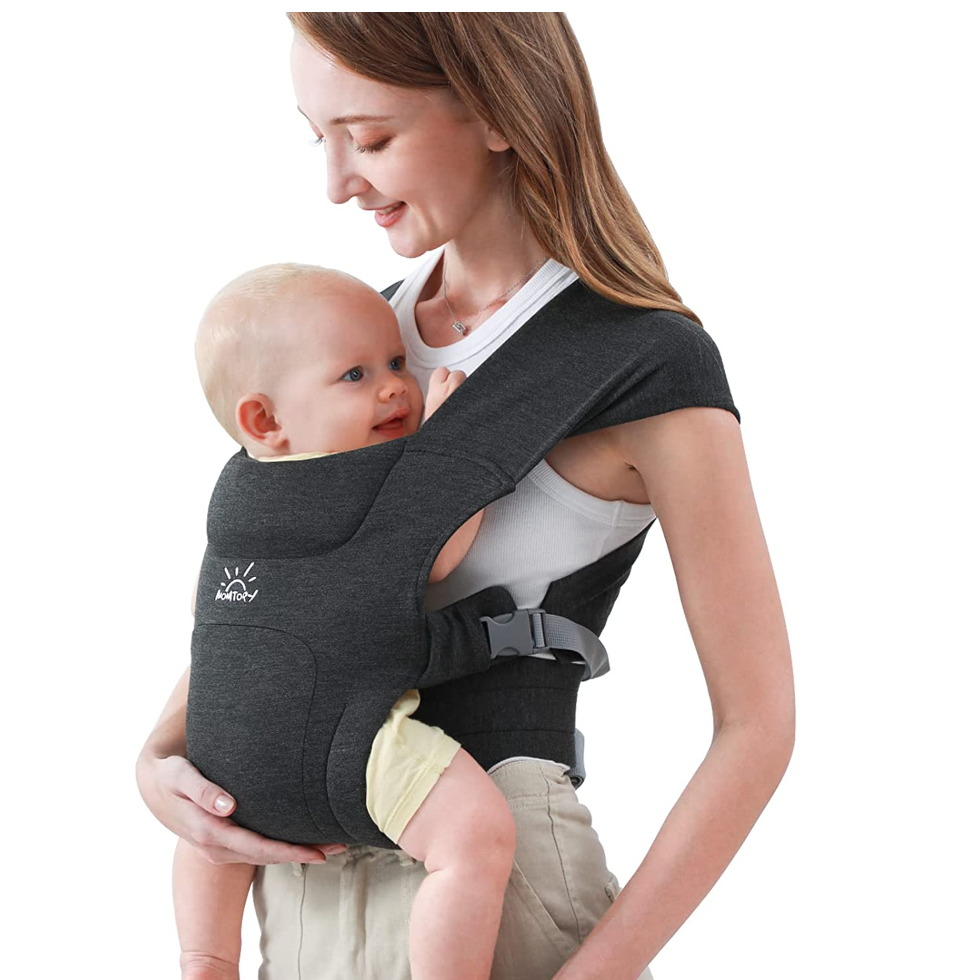 Mama trägt ihr Baby in einer Babytrage von Momtory