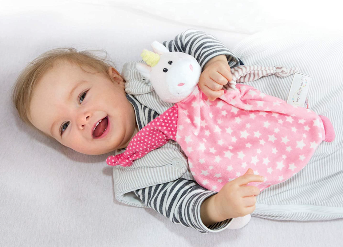 Baby mit Kuscheltier von NICI