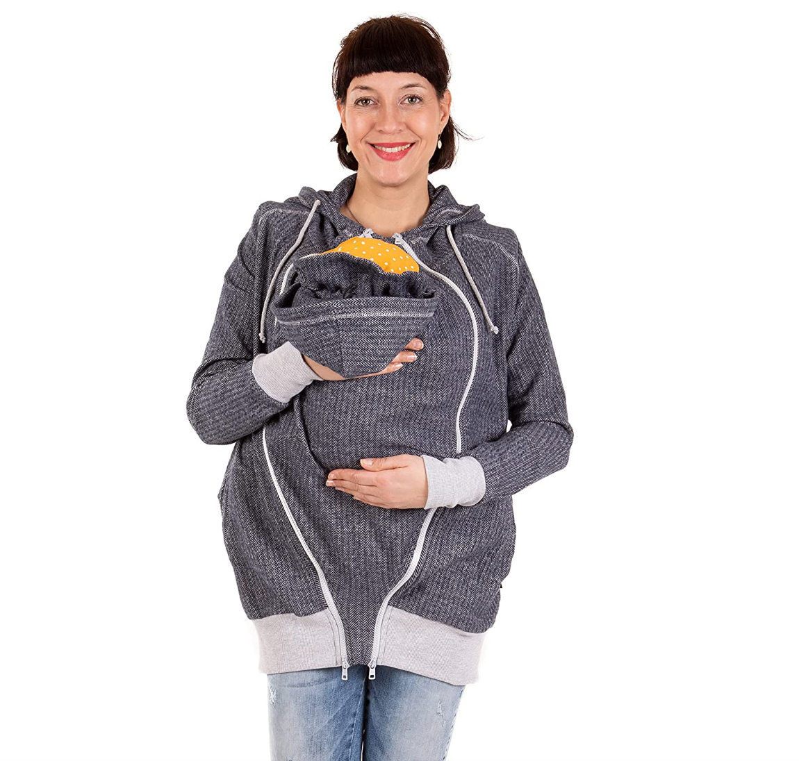 Mama trägt ihr Baby in der 3-in-1-Tragejacke von Viva la Mama.