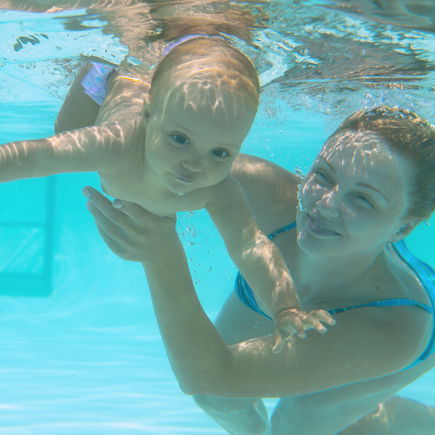 Warum Babys im Schwimmkurs nicht untergetaucht werden sollten
