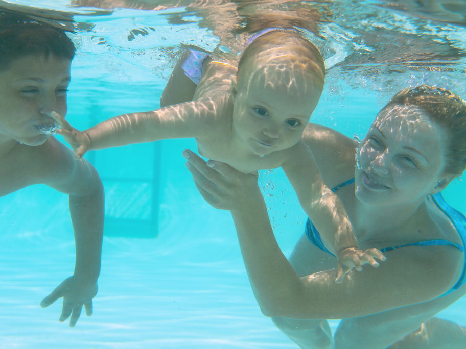 Baby beim Tauchen im Babyschwimmkurs