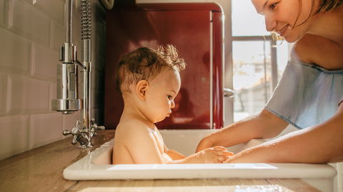 Baby im Waschbecken baden: Diese wichtigen Tipps müsst ihr kennen