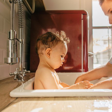 Baby im Waschbecken baden: Diese wichtigen Tipps müsst ihr kennen