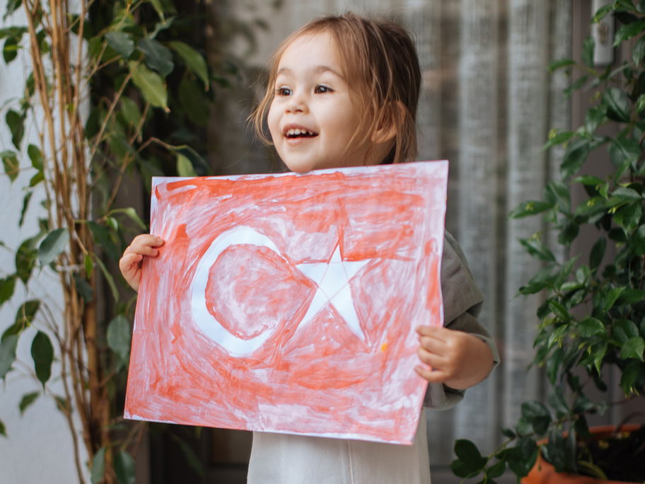 Mädchen mit gemalter türkischer Flagge.