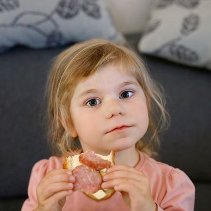Schon gewusst? Kleine Kinder dürfen keine Salami essen!