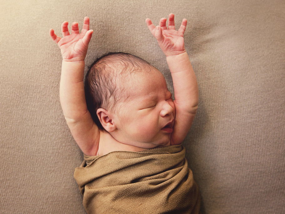 Erschreckt! Selbst im Schlaf kann der Moro-Reflex bei Babys auftauchen.