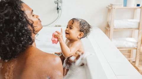 Zusammen mit dem Baby baden: Tipps für entspannte und unbesorgte Momente