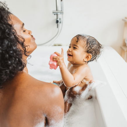 Zusammen mit dem Baby baden: Tipps für entspannte und unbesorgte Momente