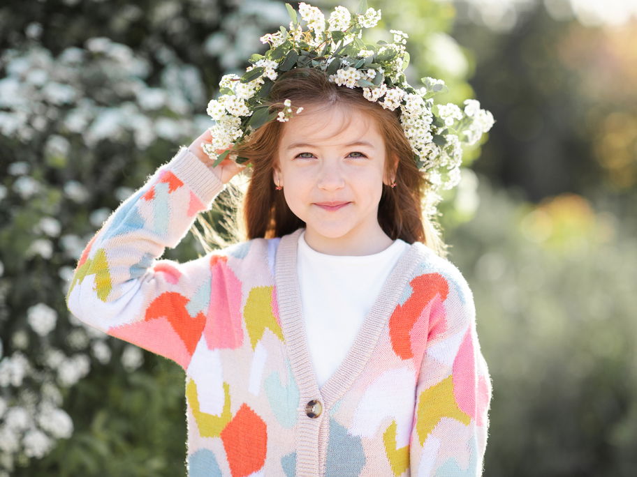 Mädchen mit Blumenkranz