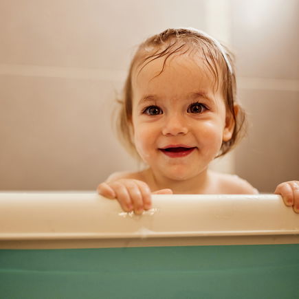 Babywanne oder große Badewanne? Ab wann der Wechsel sinnvoll ist