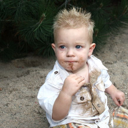 Dein Kind isst Sand? Das solltest du wissen!