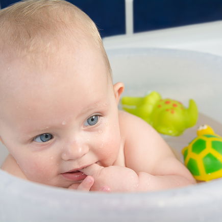 Platzsparende Wannen-Alternative: So easy badet ihr euer Baby im Badeeimer