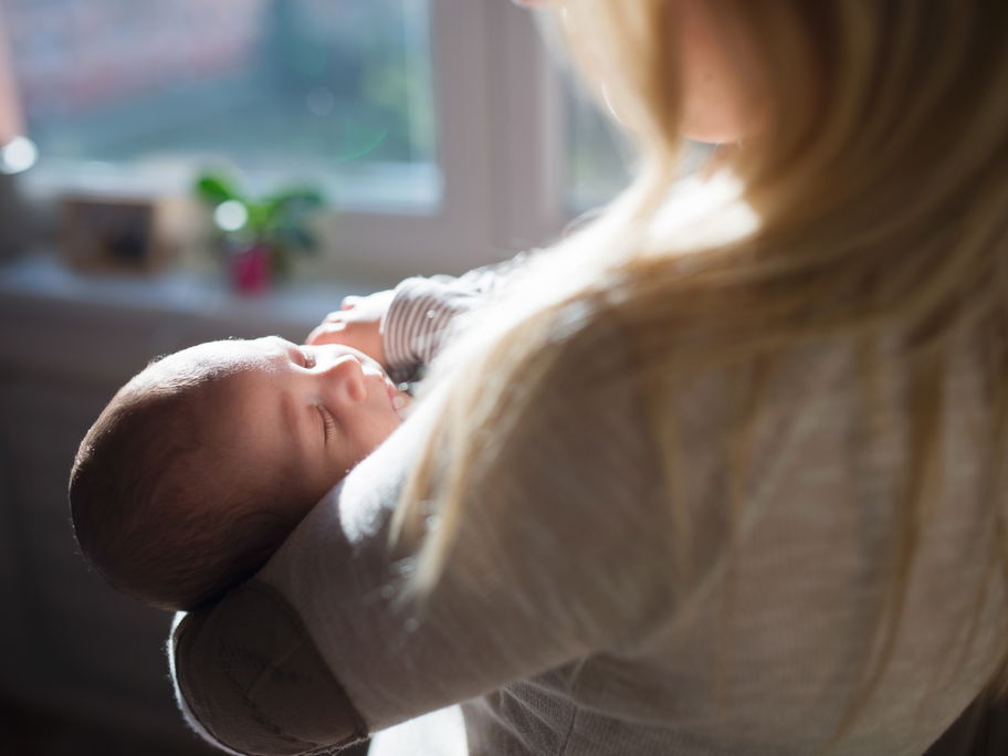 Mutter hält ihr Baby im Arm.