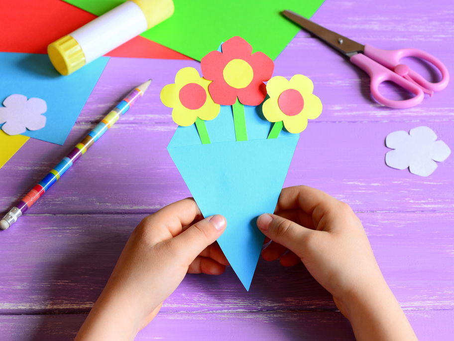 Gebastelte Einladungskarte mit Blumen