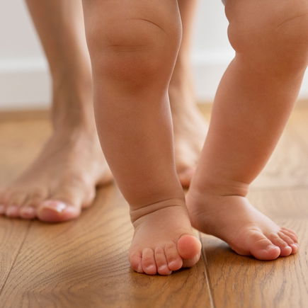 Wenn Babys laufen lernen: Die richtige Fußstellung ist wichtig!
