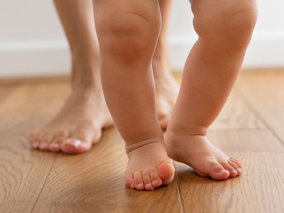 Babys richtige Fußstellung ist beim Laufenlernen wichtig