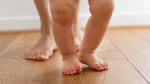 Wenn Babys laufen lernen: Die richtige Fußstellung ist wichtig!