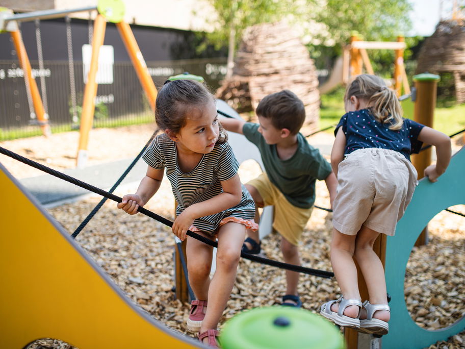 Kitakinder spielen auf dem Spielplatz