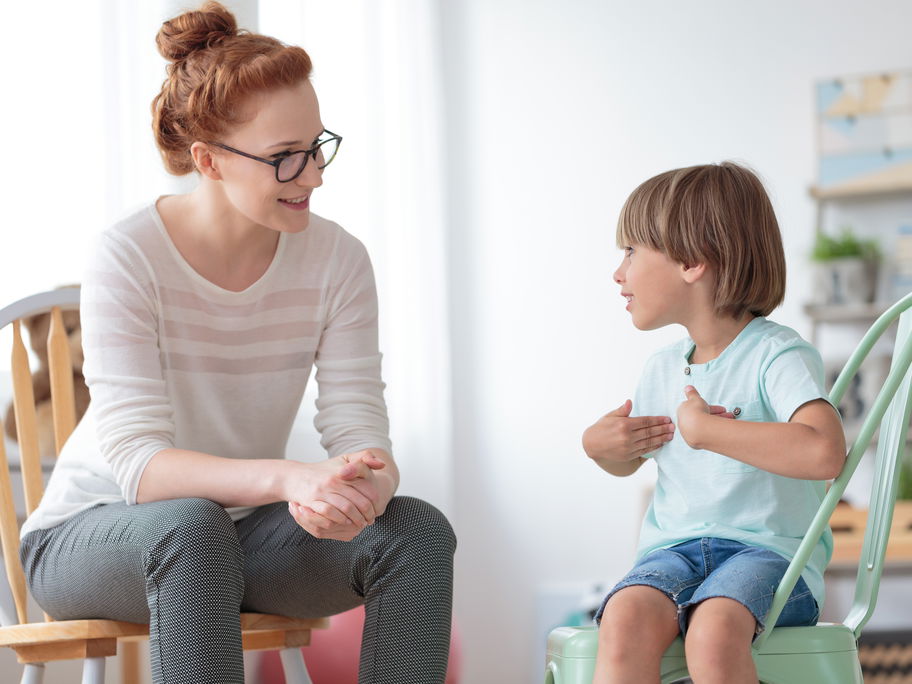 Ein Junge diskutiert mit seiner Mutter.