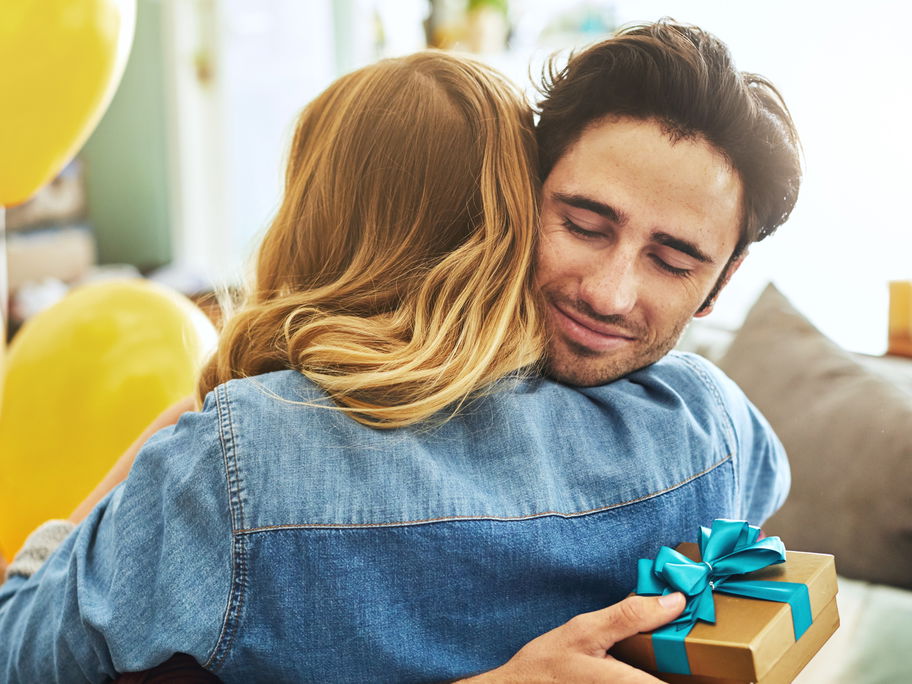 Papa freut sich über Geschenk zur Geburt