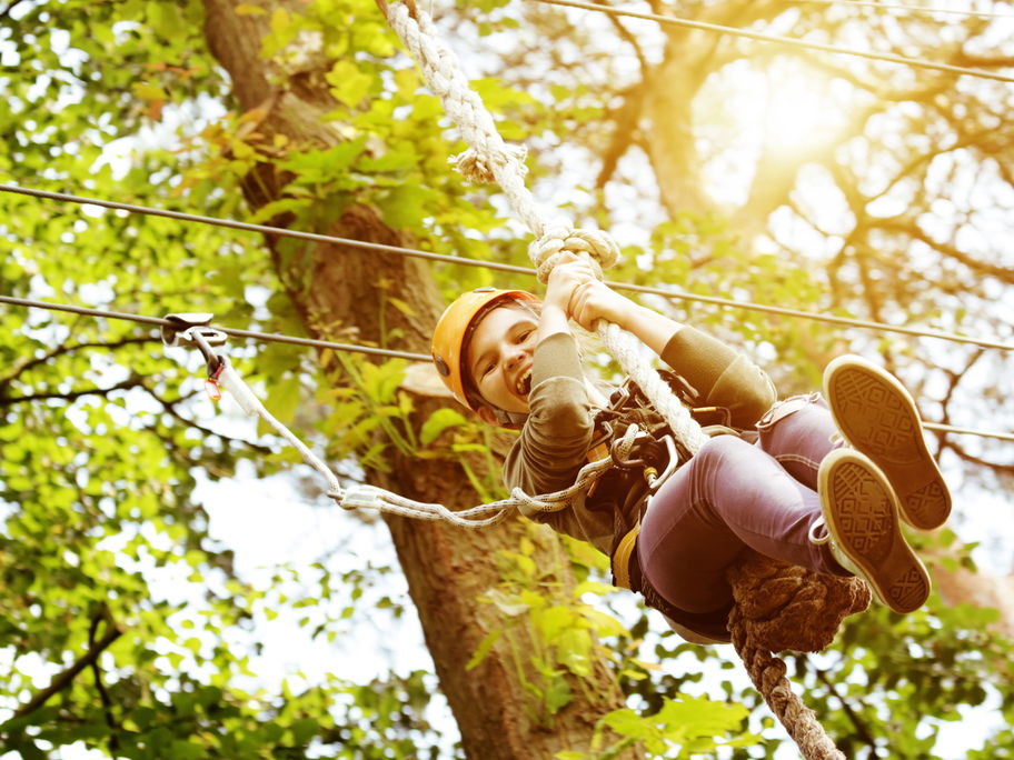 Kind im Kletterwald