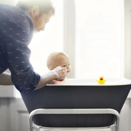 Baden ohne Rückenprobleme: Warum eine Babywanne mit Gestell ein Must-have für Eltern ist