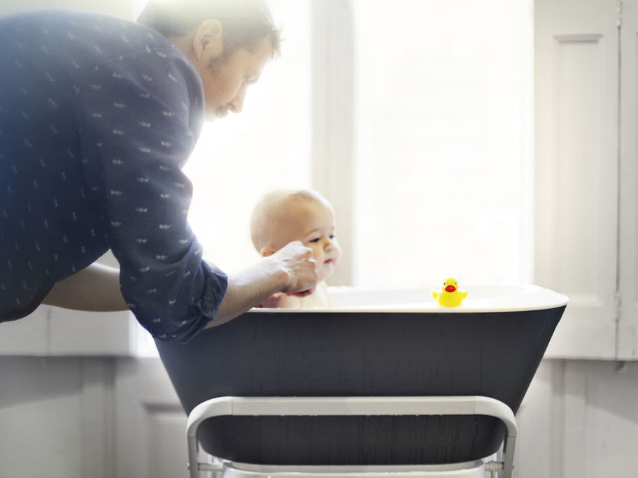 Eine Babywanne mit Gestell ist rückenschonend für Eltern