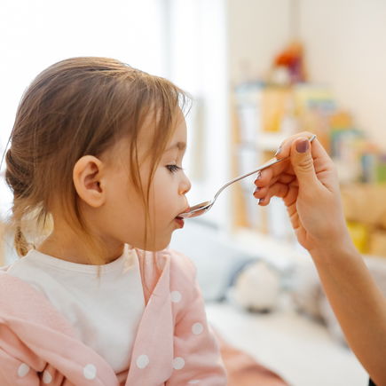 Kinderärztin warnt: "Hustensaft bringt nichts und kann Symptome sogar verschlimmern!"