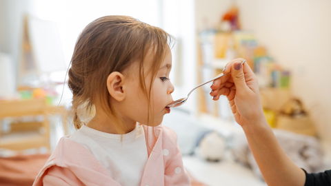 Kinderärztin warnt: "Hustensaft bringt nichts und kann Symptome sogar verschlimmern!"