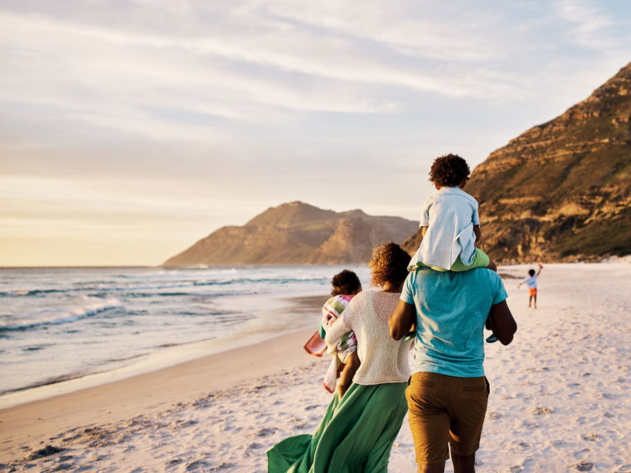 Familie geht an Afrikas Küste spazieren