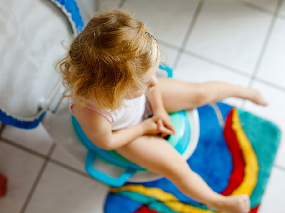 Ein Toilettensitz kann für Kinder sehr hilfreich sein